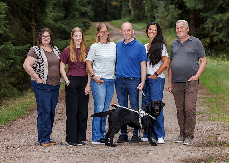 Das Team von Apfel-Fleger mit Ella im Wald
